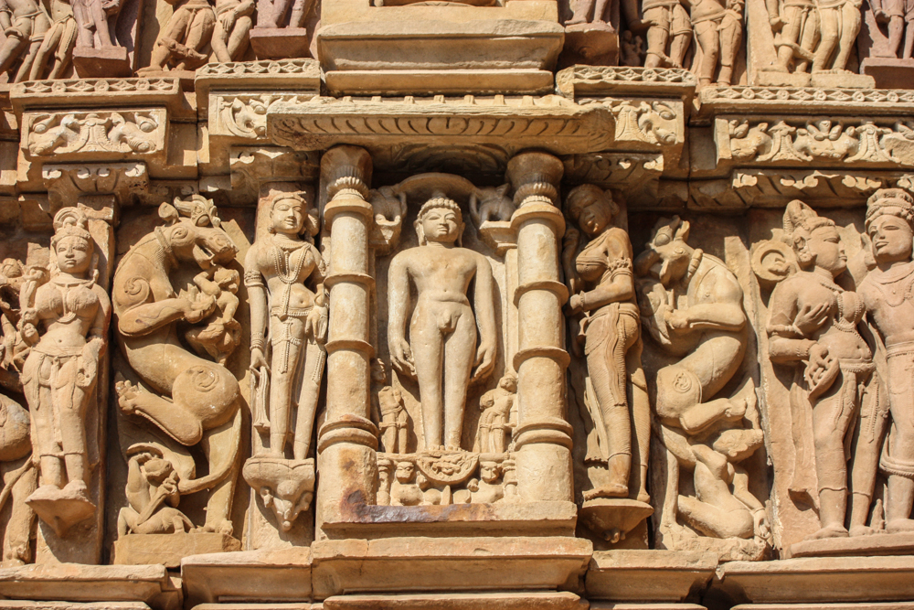 Tirthankara flanked by surasundaris and vyalas - Parshvanatha temple - india - inde - Khajuraho - India