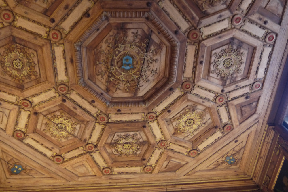 Octogonal wood Ceiling - The Cabinet of Bells - Beauregard
