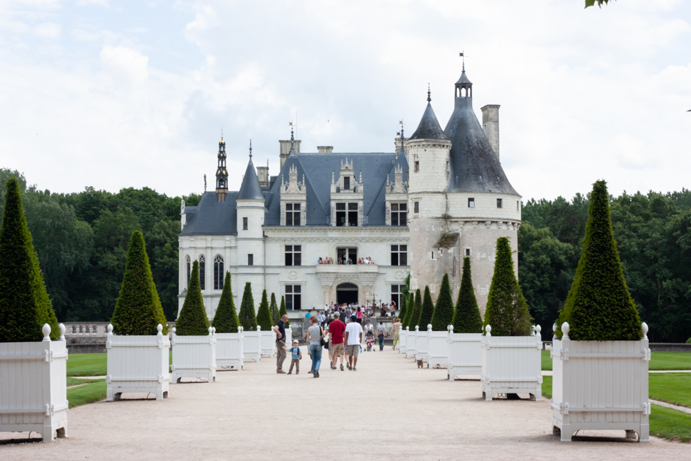 Approach to the entrance - Chateau De Chenonceau