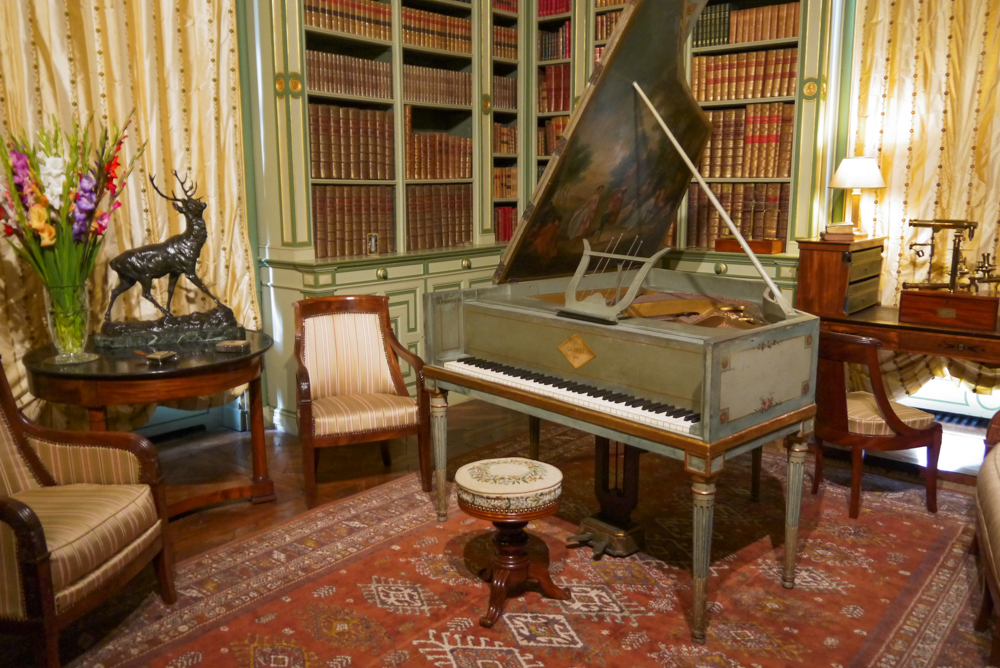 the library and the harpsichord - Castle Of Cheverny